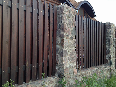 деревянный забор с камнем