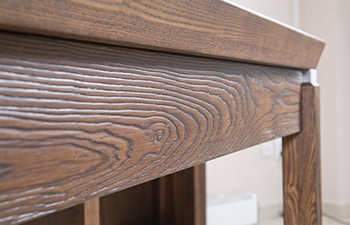 стол из брашированной древесины 